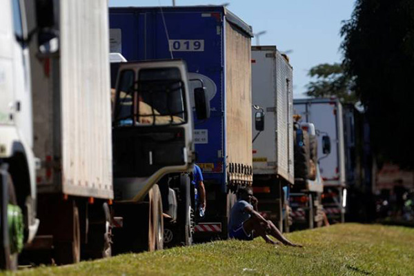 Falta fiscalização sobre o preço dos fretes, dizem caminhoneiros